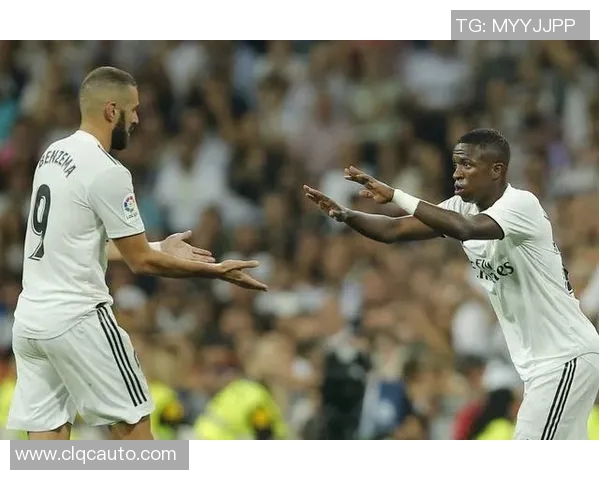 昔日恩怨再起维尼修斯与老队友再度对决球场上演激烈较量