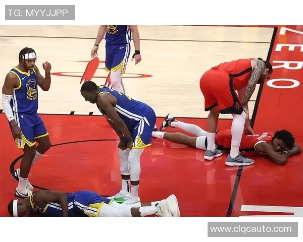 镜头捕捉:勇士赛场小动作引发热议 镜头捕捉:勇士赛场小动作引发热议