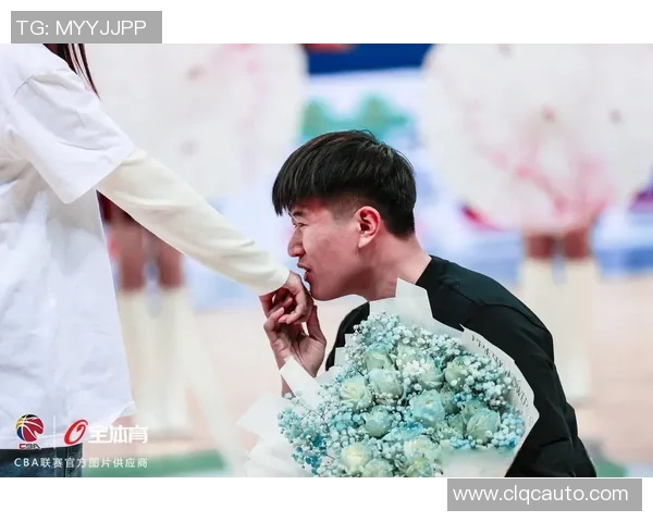 球迷在比赛日现场求婚，现场掌声不断