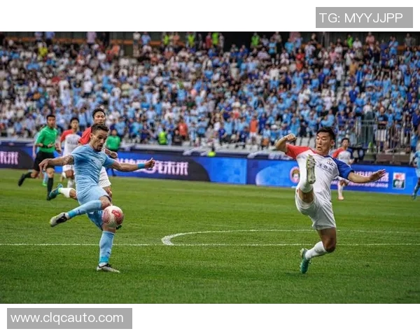 镜头捕捉：球员交易赛场小动作引发热议